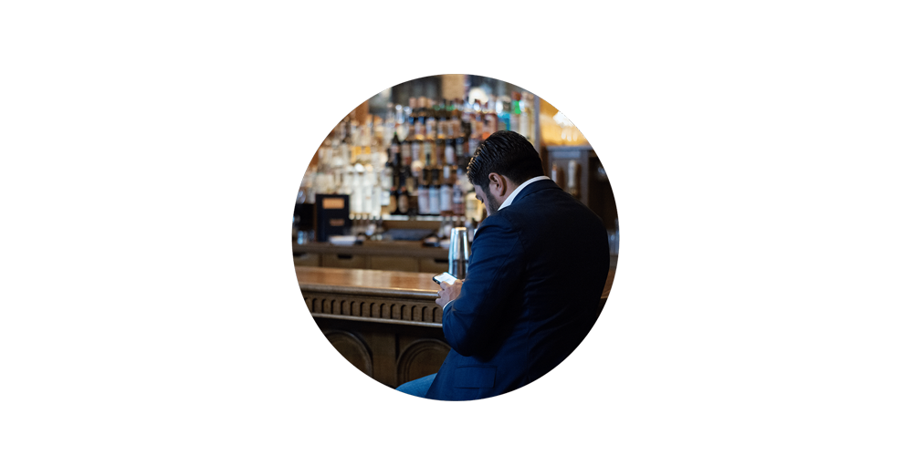 A man at a bar reading its datas on a Trivec POS system